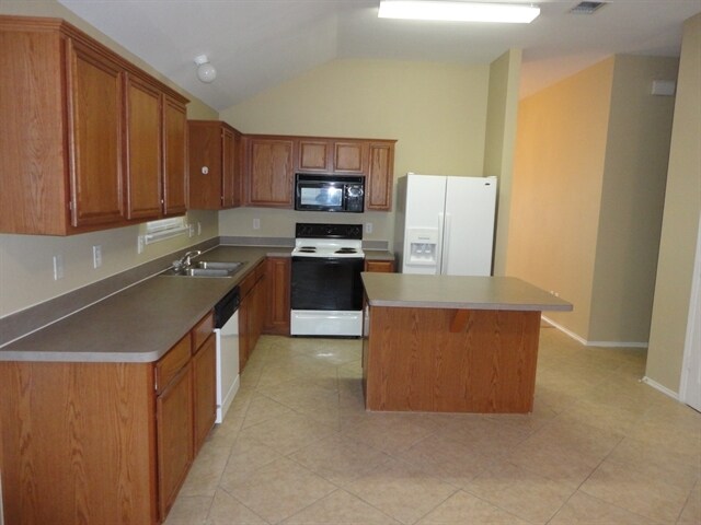 Foto del edificio - 903 Plumeria Dr
