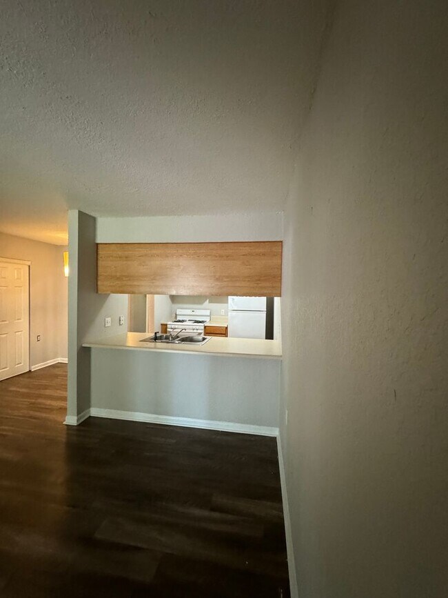 Foto del edificio - Come See This Beautiful Remodeled 2 Bed 1 Bath Condo in Mystic Woods! Available Now!