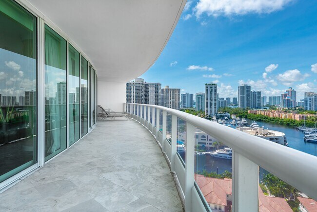 Foto del edificio - 19955 NE 38th Ct