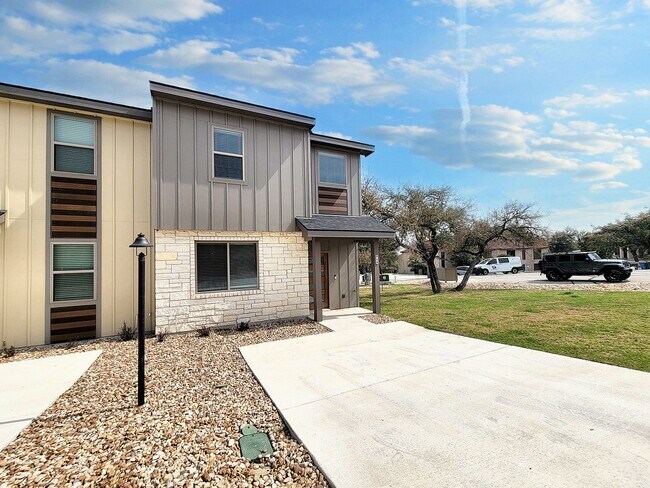 Foto del edificio - Sophisticated 3/BR 2.5/BS Home in Point Ve...