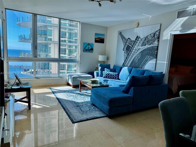 Foto del edificio - 300 S Biscayne Blvd