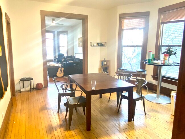 Building Photo - 1033 W Wellington Ave