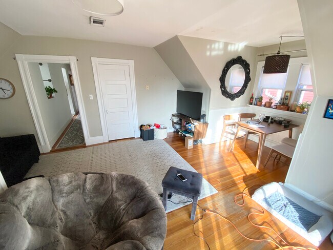 Building Photo - 8 Aberdeen Rd