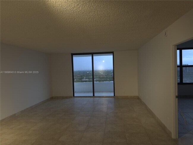 Building Photo - 2500 Parkview Dr
