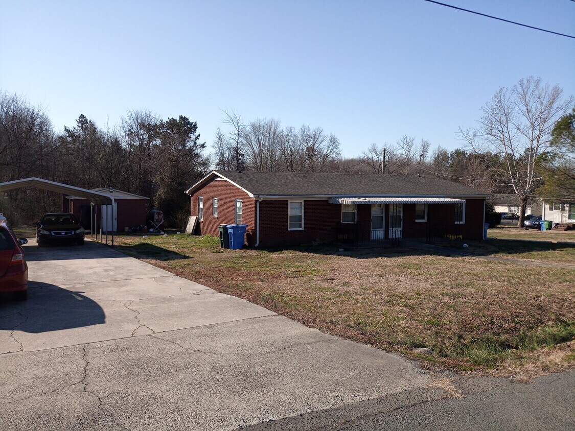 1228A/B Greenwood St, Albemarle, NC 28001 Townhome Rentals in Albemarle NC
