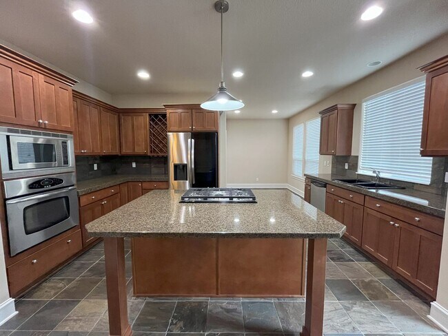 Foto del edificio - Elegant 4-Bed, 2.5-Bath Home with Gourmet ...