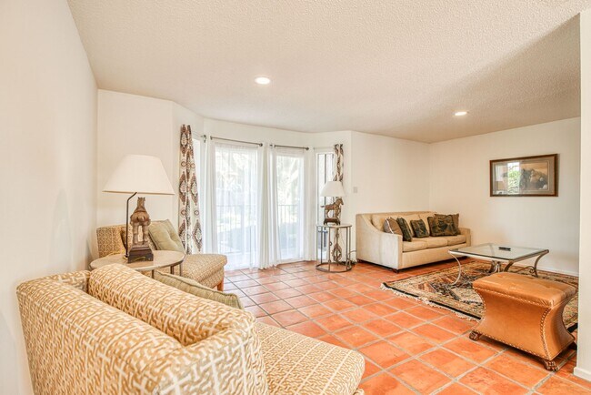 Foto del edificio - (Completely Furnished) Beautiful 1 bed/1 bath Apartment. With Pool  in the premises.