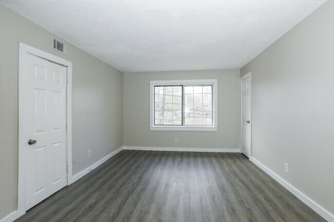 Building Photo - Charming 2-Bed Oasis with Modern Comforts in Atlanta's Heart!