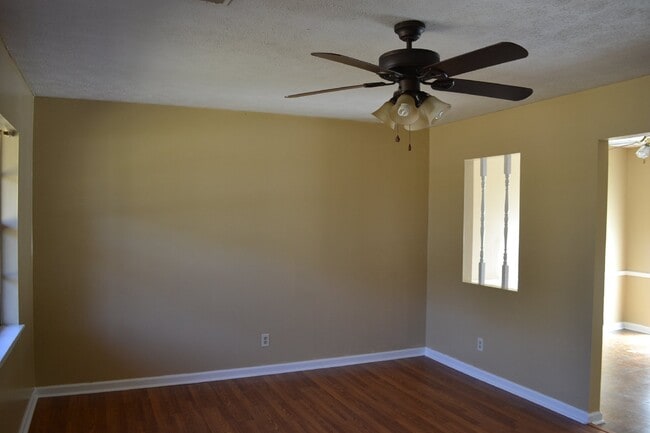 Building Photo - House for Rent