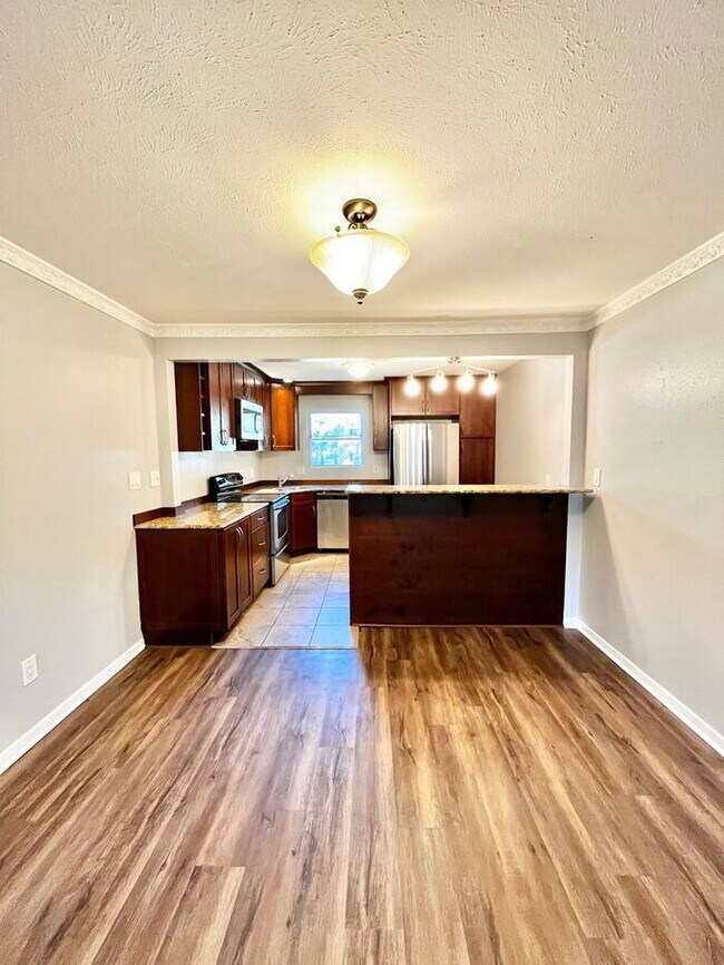 Foto del edificio - Beautiful and Spacious 3BR Condo with Mode...