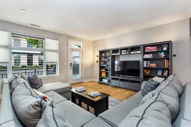 Living Room - 1915 N Water St