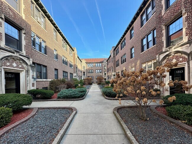 Building Photo - 1314 Oak Ave