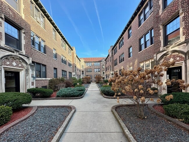 Building Photo - 1317 Oak Ave