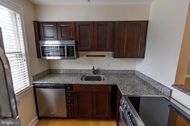 Building Photo - 2811 Arlington Blvd