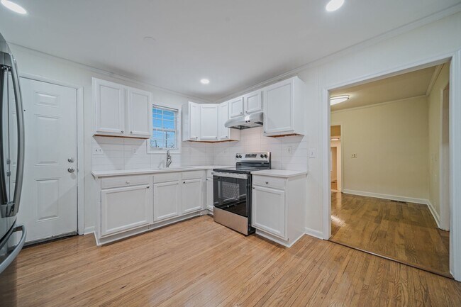 Foto del edificio - Spacious & Newly Renovated 5-Bedroom Home Available May 9!