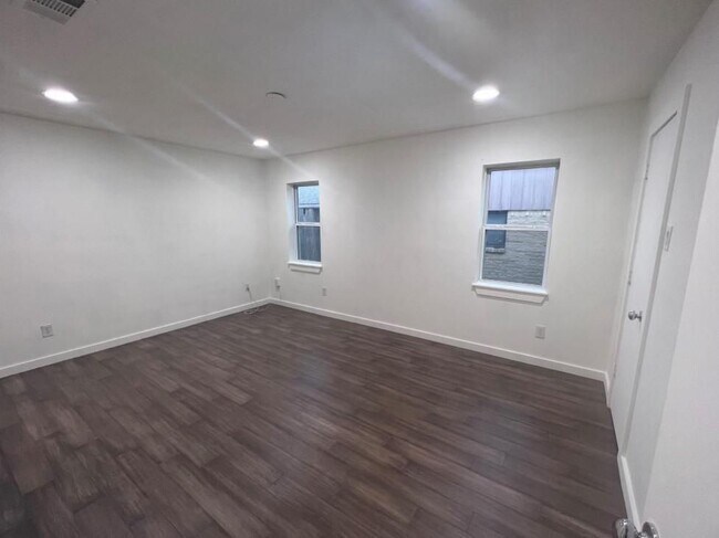 Building Photo - 3129 Pinewood Dr