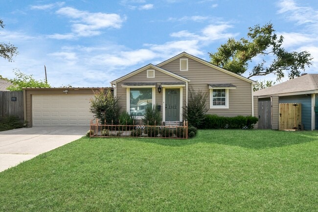 Building Photo - 2322 Haldane Dr