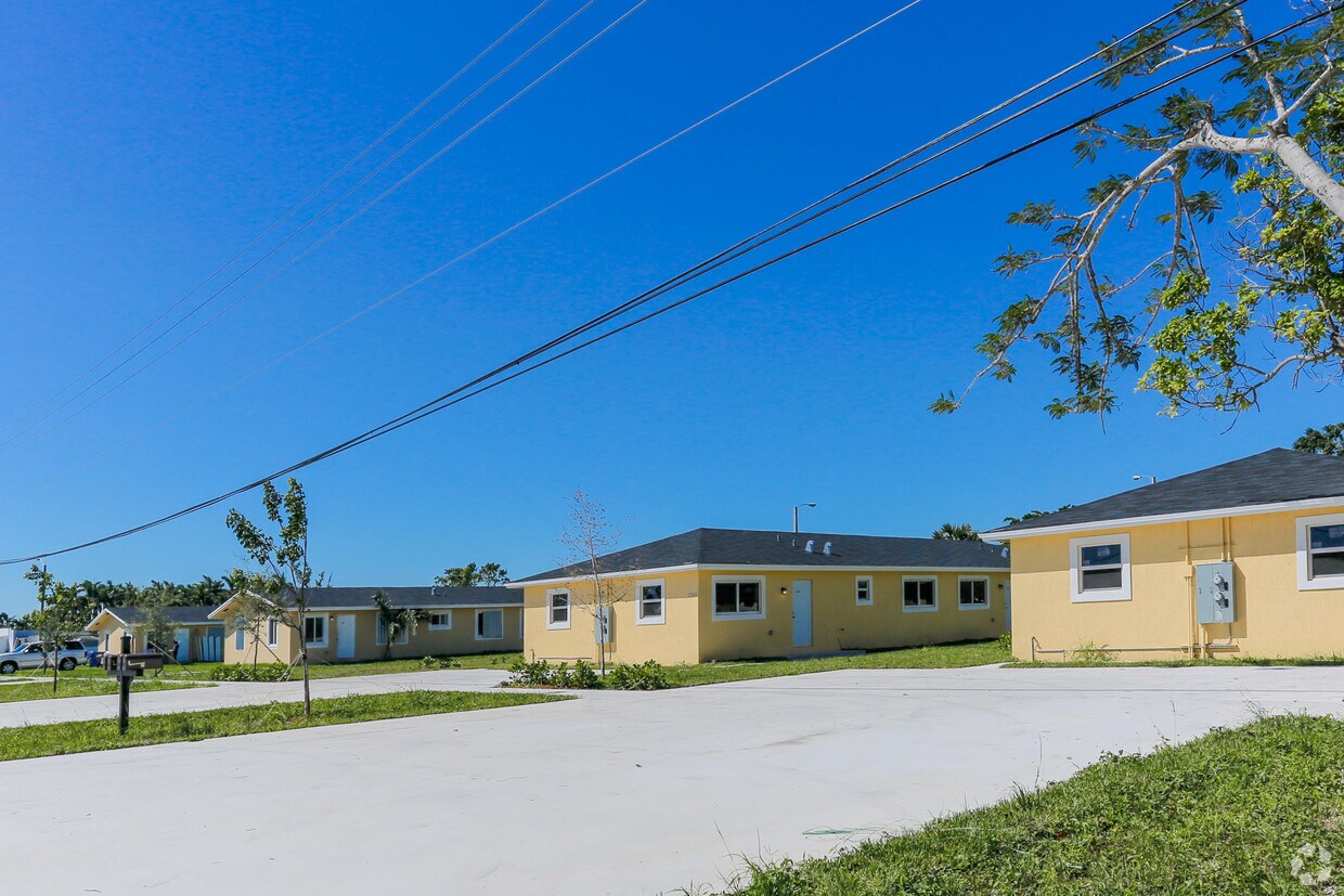 Building Photo - Walnut Villas