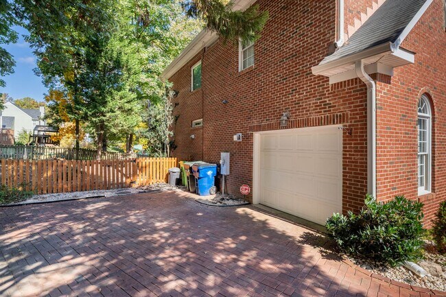 Building Photo - Available Now! Charming 3 Bed, 2.5 Bath Ho...