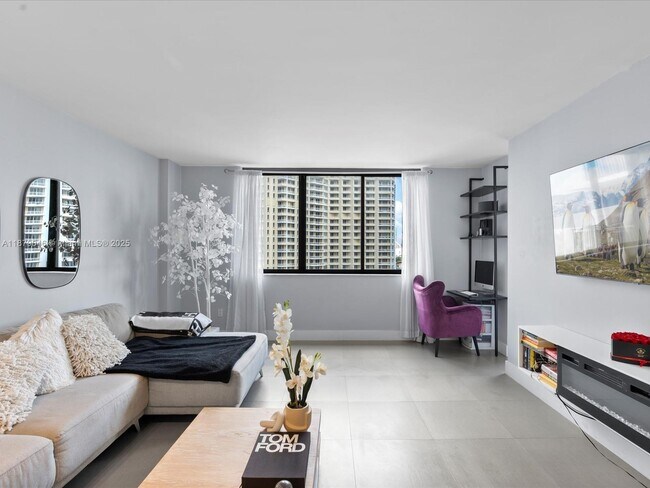 Building Photo - 540 Brickell Key Dr