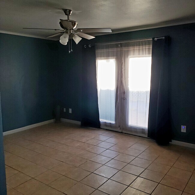 Sala de estar n.° 1 - 703 NW 7th St