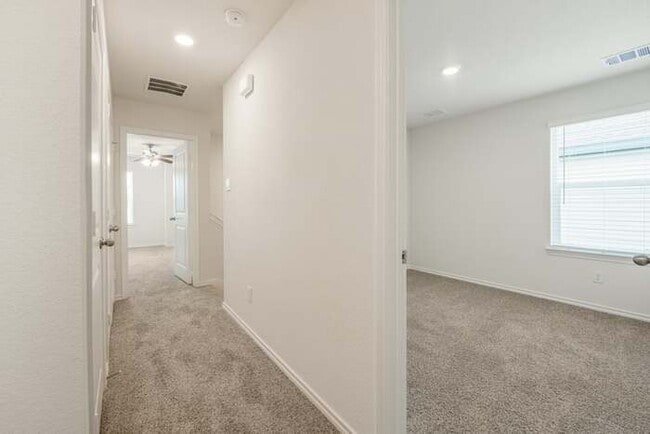 Building Photo - 727 Cloverwood Dr