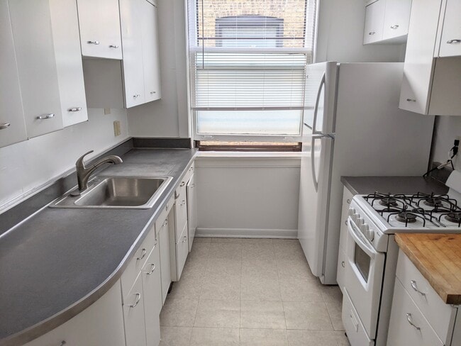 Building Photo - 729 Hinman Ave