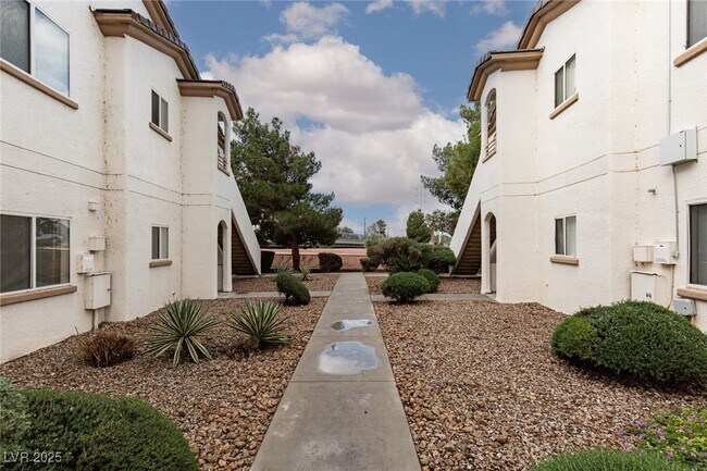 Foto del edificio - 5650 E Sahara Ave