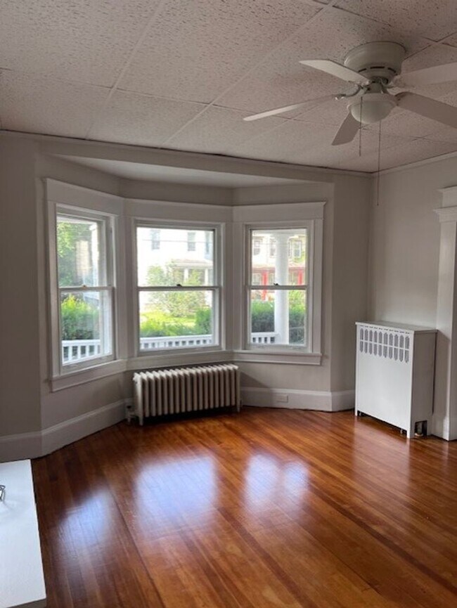Foto del edificio - 302 Hasbrouck Ave