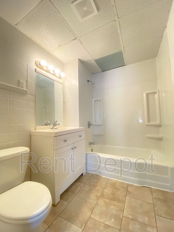 Building Photo - 416 E Riverside Dr