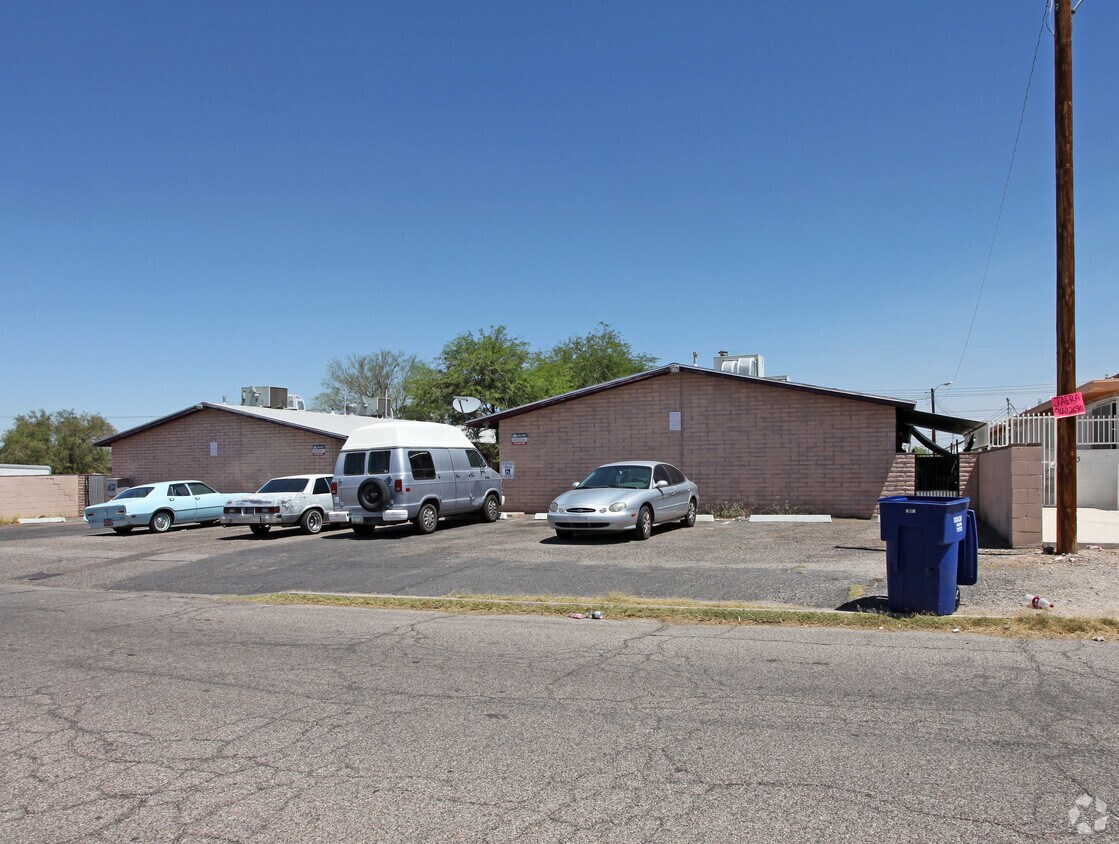 Primary Photo - 8 Units