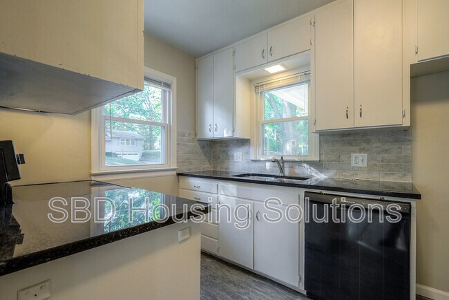 Foto del edificio - 5405 Woodson Rd