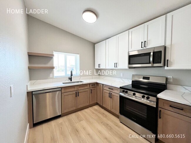 Building Photo - 1124 E Polk St