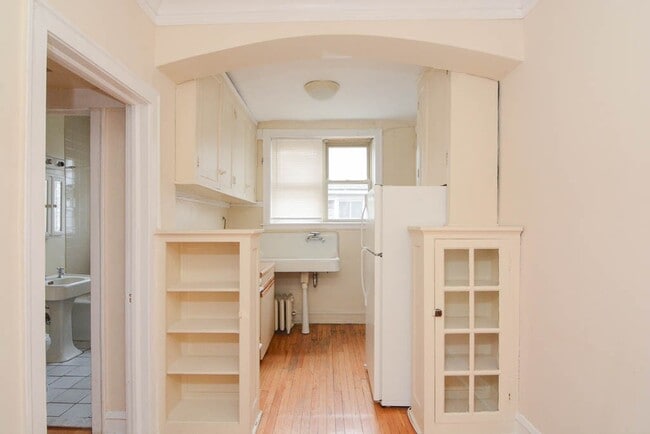 Building Photo - 4230 N Paulina St
