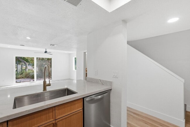 Building Photo - 122 S Hardy Dr