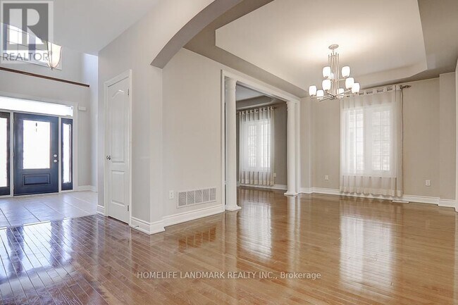 Photo du bâtiment - 146 Lady Fenyrose Ave