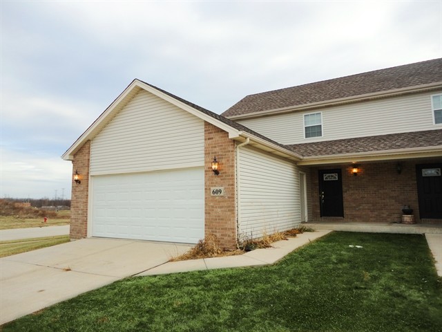 Primary Photo - 609 Circle Dr