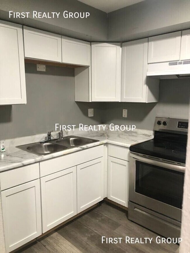 Building Photo - 2 Bedroom, 1 Bath Apartment, Move in Ready...