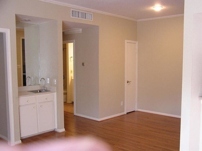 Building Photo - 712 Bering Dr