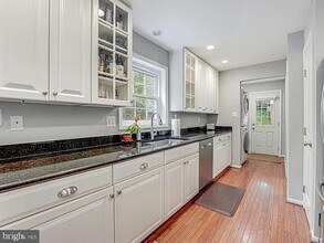 Building Photo - 2221 Senseney Ln