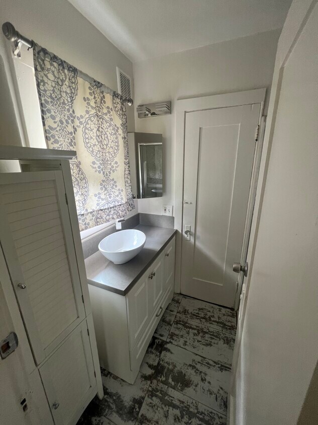 Bathroom - 3678 Edenhurst Ave