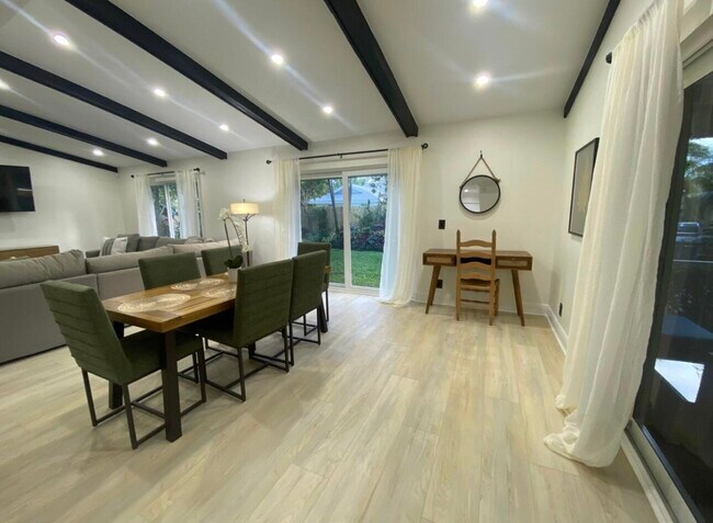 Foto del edificio - 556 SW 24th Ave
