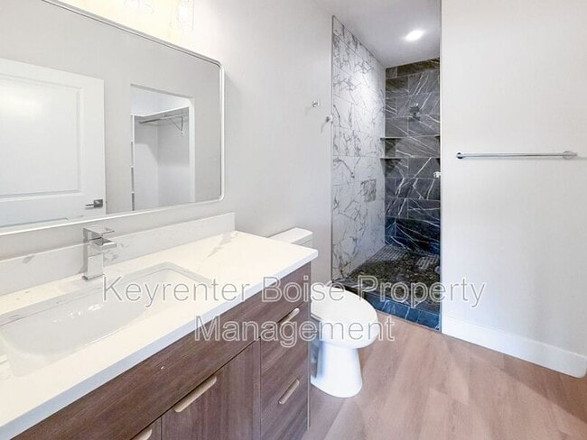 Foto del edificio - 4337 Greentrail Ln