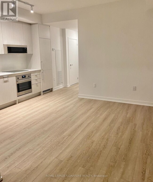 Photo du bâtiment - 250 Lawrence Ave W