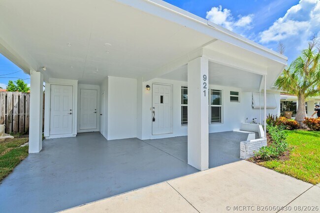 Building Photo - 921 SE 15th Ct