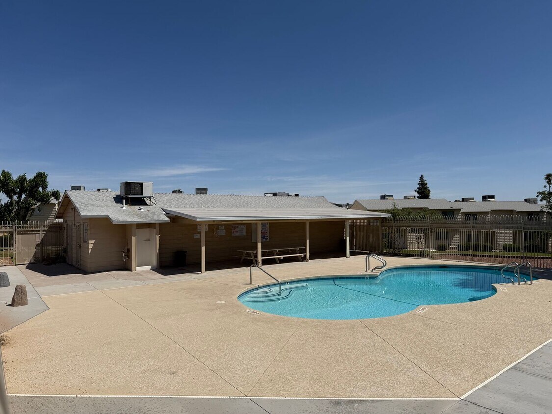 Primary Photo - 3 Bedroom Townhouse with a 2 car garage an...
