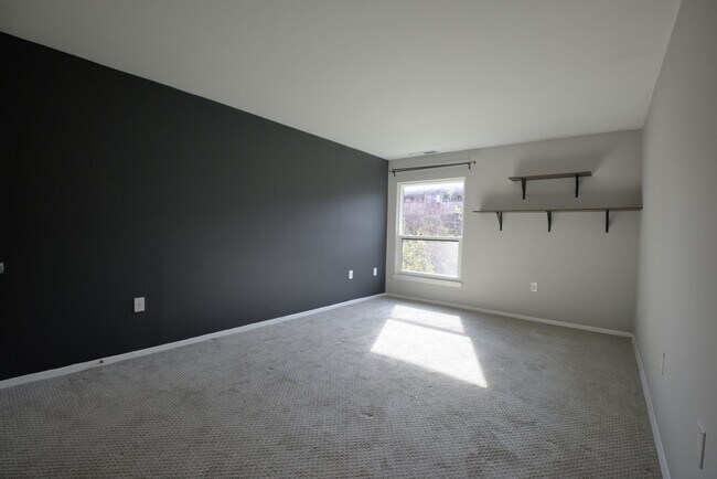 Building Photo - Spacious 3 BR/2 BA Top Floor Condo in Gait...