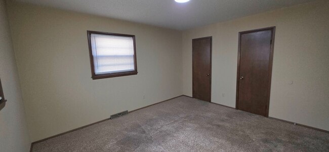 Building Photo - 2 Bedroom house! Great Location! $910