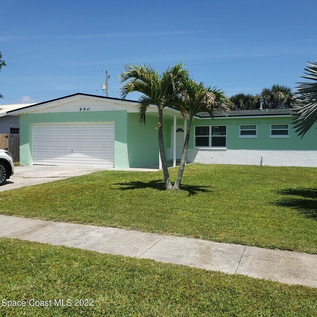 Building Photo - 990 Butia St