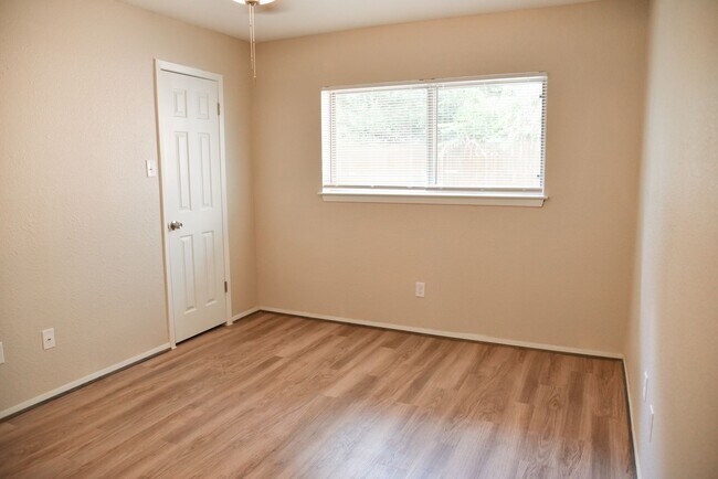 Foto del edificio - 307 Amherst Ct
